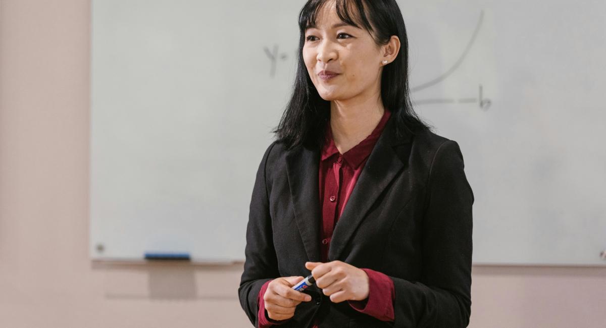Nonverbal cues, like body language and tone, often speak louder than words—especially in high-stakes communication. Image via Pexels.